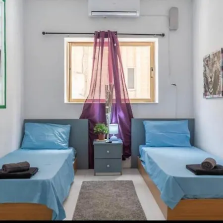 Room 1 - Private Room With Ac Wifi And A Shared Bathroom