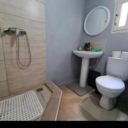 Room 1 - Private Room With Ac Wifi And A Shared Bathroom *