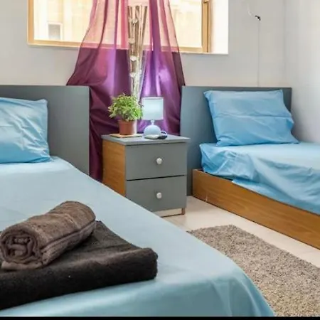 Room 1 - Private Room With Ac Wifi And A Shared Bathroom