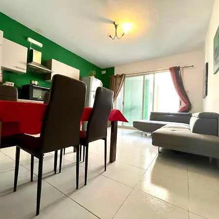 Room 1 - Private Room With Ac Wifi And A Shared Bathroom بيت ضيافة *