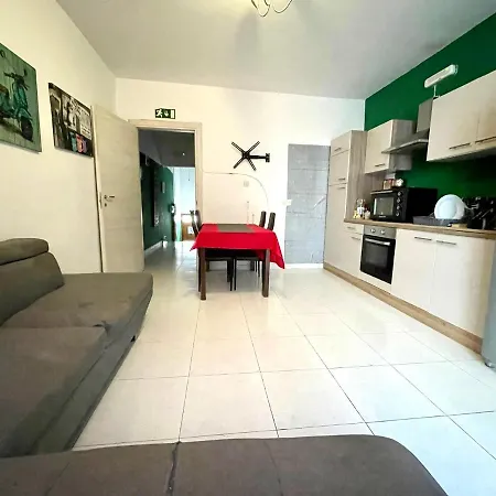 بيت ضيافة Room 1 - Private Room With Ac Wifi And A Shared Bathroom سليمة
