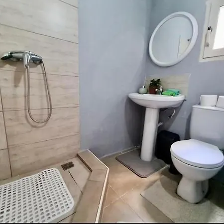 بيت ضيافة Room 1 - Private Room With Ac Wifi And A Shared Bathroom سليمة