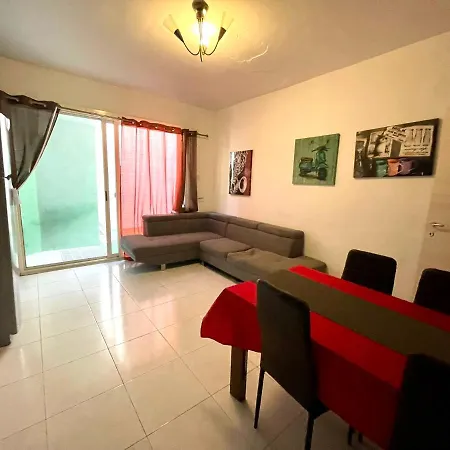 Room 1 - Private Room With Ac Wifi And A Shared Bathroom * سليمة
