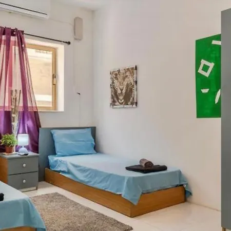 Room 1 - Private Room With Ac Wifi And A Shared Bathroom *