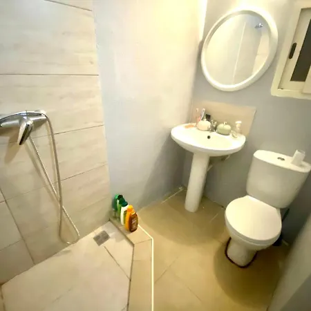 Room 1 - Private Room With Ac Wifi And A Shared Bathroom * سليمة