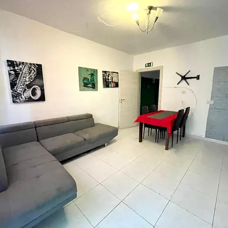 Room 1 - Private Room With Ac Wifi And A Shared Bathroom *