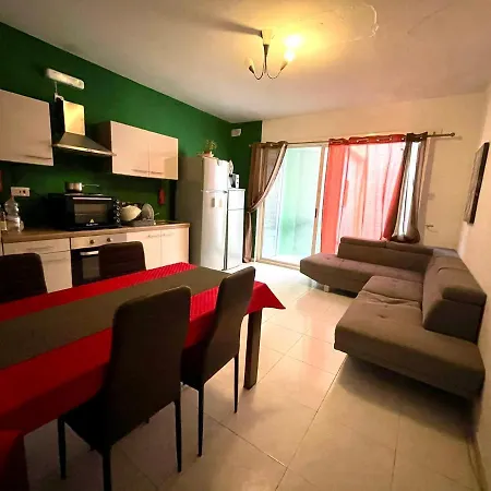 Room 1 - Private Room With Ac Wifi And A Shared Bathroom بيت ضيافة